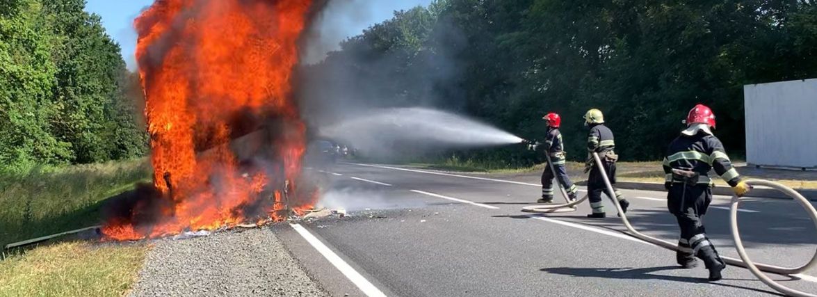 Біля Дунаївців загорілася вантажівка з алкоголем (ВІДЕО)