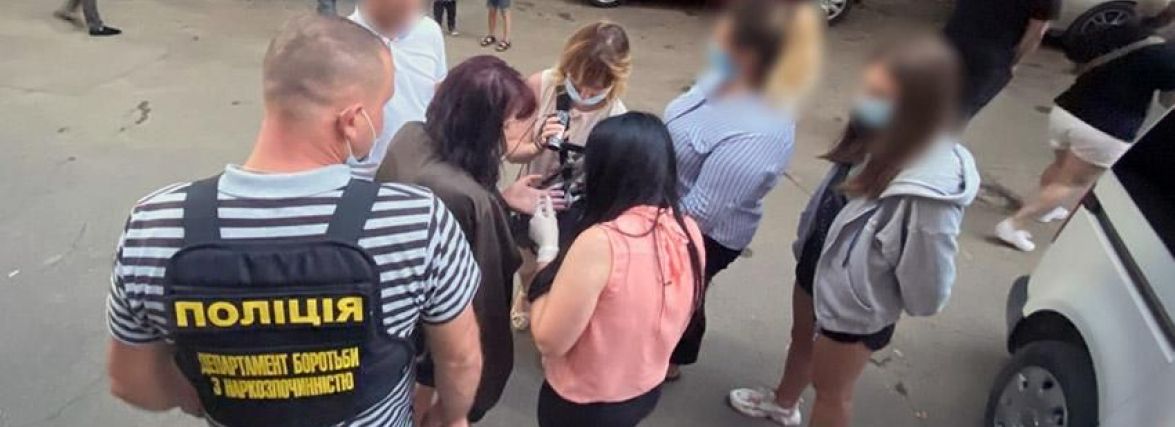Знайшли амфетамін та револьвер. Двох хмельничан викрили на збуті наркотиків