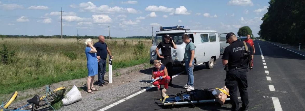 На Хмельниччині збили двох велосипедистів. Постраждалі в лікарні