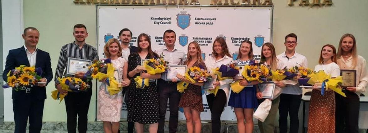 У Хмельницькому нагороджували активну молодь: хто отримав премію від мера (СПИСОК)