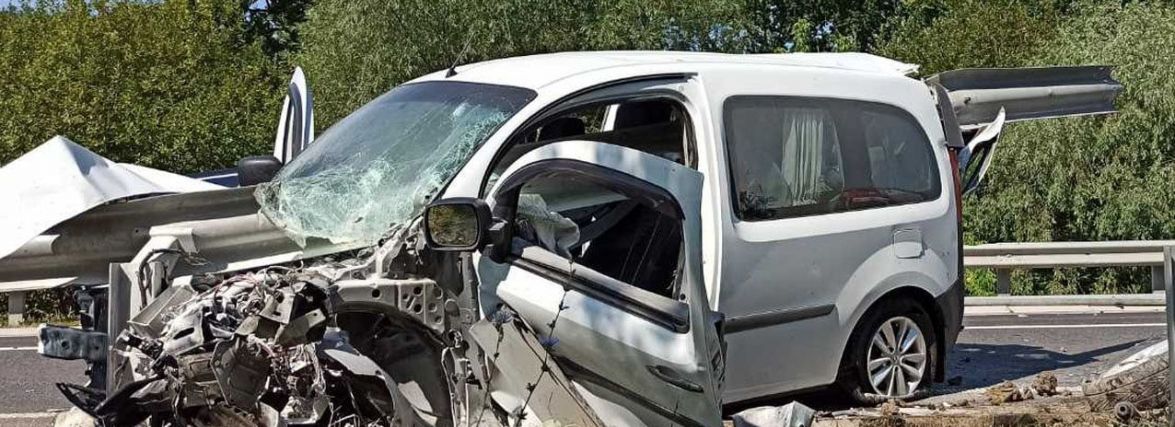 Поблизу Ярмолинець легковик врізався у відбійник. Загинула жінка (ФОТО)