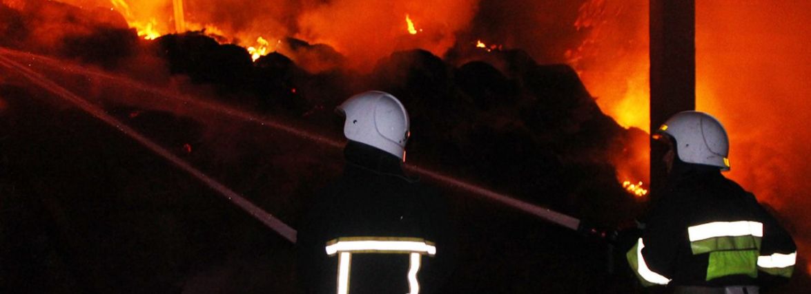 У масштабній пожежі на Хмельниччині згоріло 10 тонн соломи і сіна