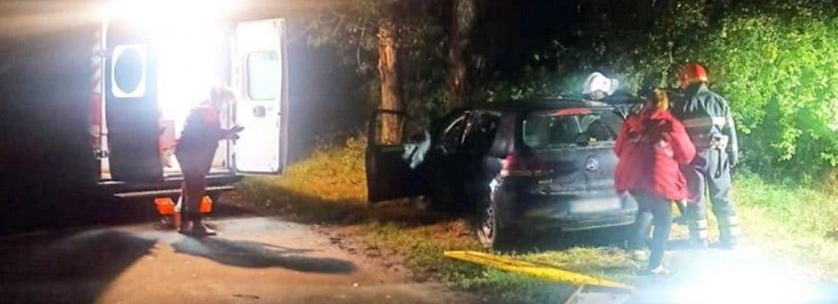 У Летичеві Volkswagen в’їхав у дерево. Є травмовані