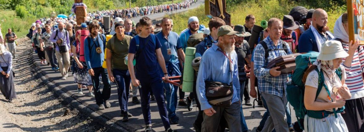 Мешканці Хмельниччини вийшли хресним ходом у Почаїв