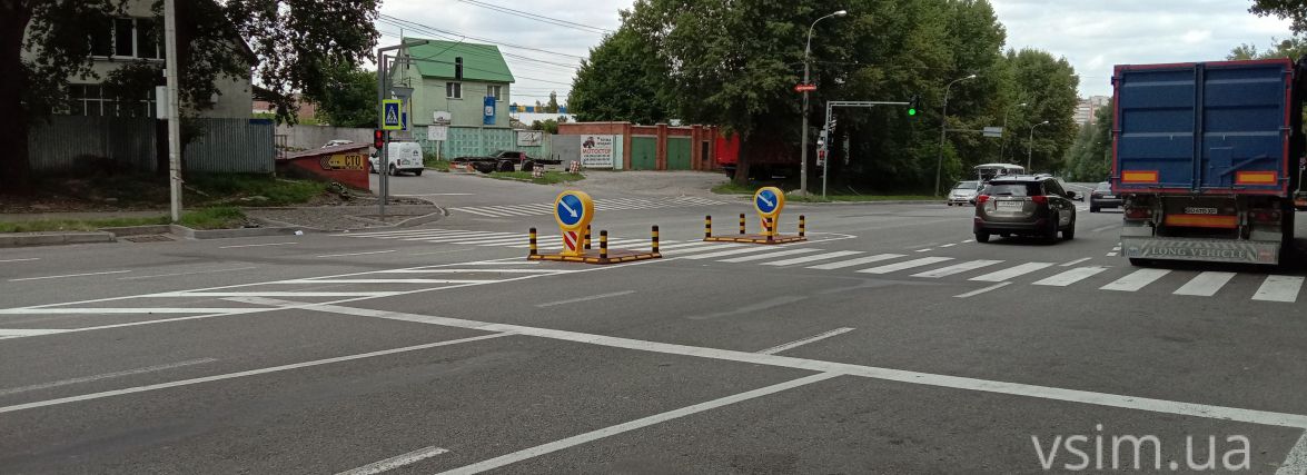 Біля «Темпу» облаштували пішохідний перехід та поставили світлофори (ФОТО, ВІДЕО)