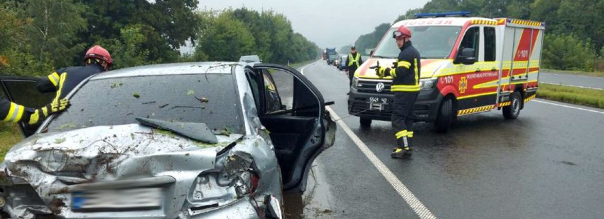 У Хмельницькому районі «Mitsubishi» злетів в кювет. Постраждала дівчина