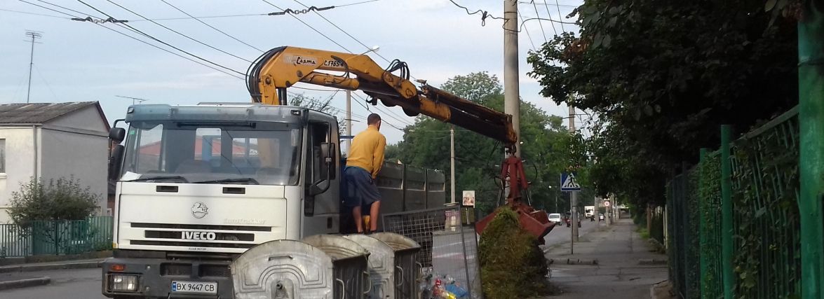 З дворів хмельничан комунальники будуть вивозити гілля: як здати «зелені відходи»