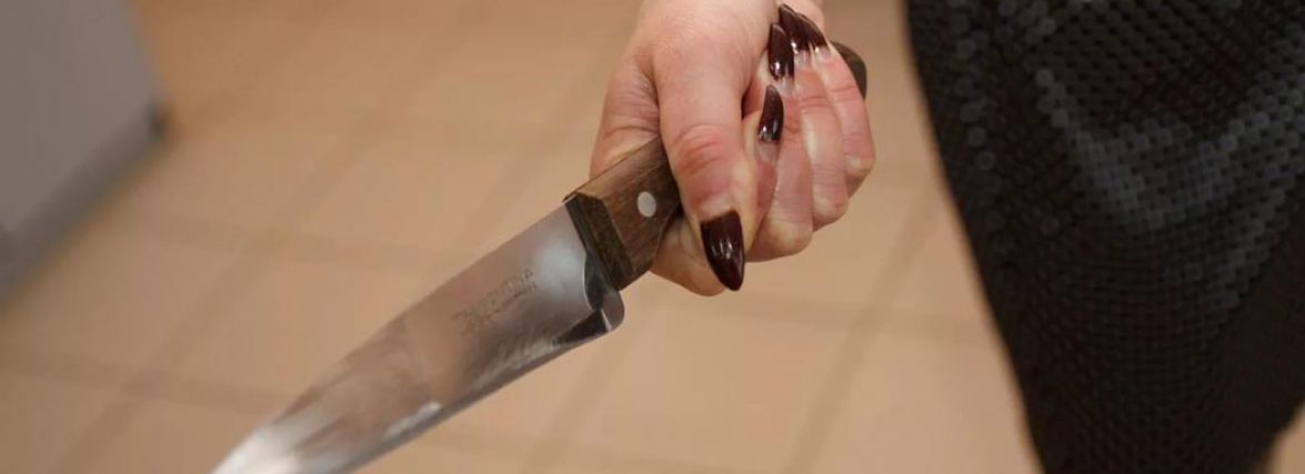 Хмельничанка встромила ножа у цивільного чоловіка. Їй загрожує до 8 років