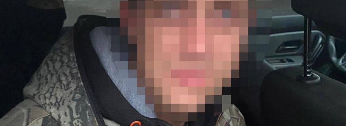 Чоловік на Хмельниччині з рушниці поранив родичів. Він 20 днів ховався в лісі