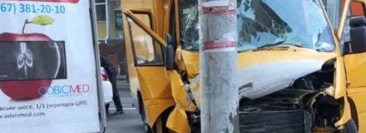 "Mercedes" в'їхав у стовп на Кам'янецькій. Водій відбувся подряпинами