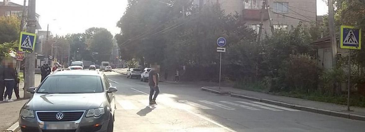 В центрі Хмельницького "Volkswagen" збив 23-річну дівчину