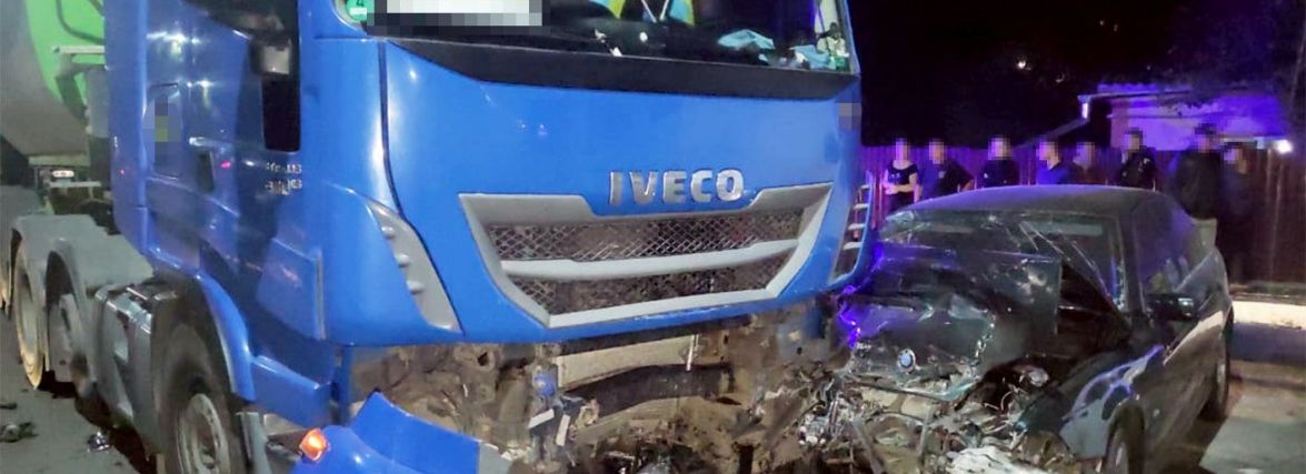 На Хмельниччині «BMW» врізалось у вантажівку. Постраждала 23-річна дівчина