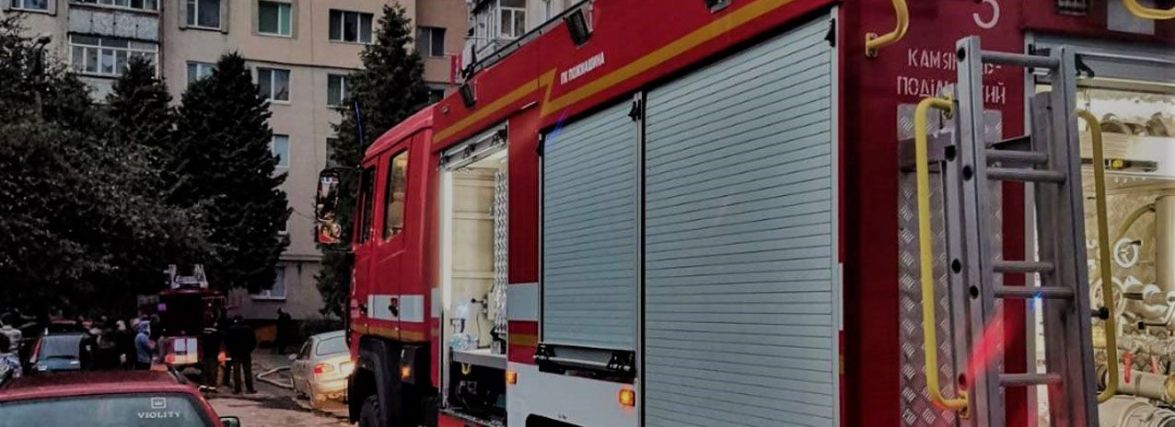 Рятувальники Хмельниччини гасили вогонь у багатоповерхівці