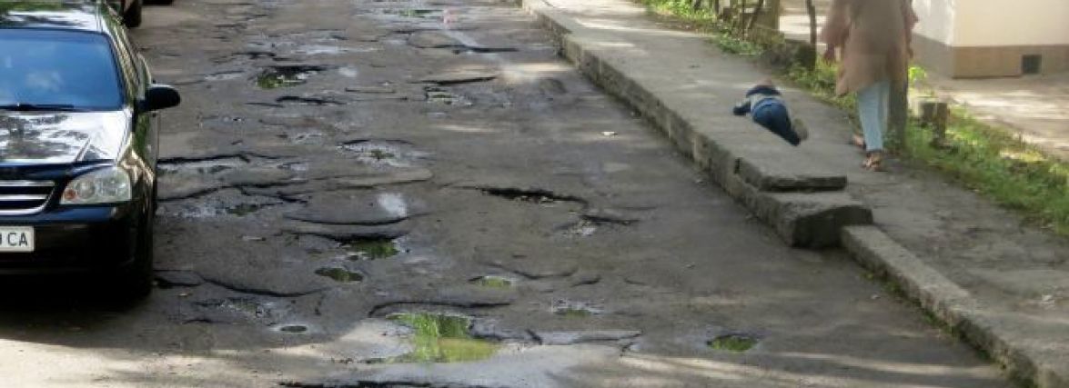 Пошкодили авто через яму на дорозі? Пояснюємо, як отримати компенсацію