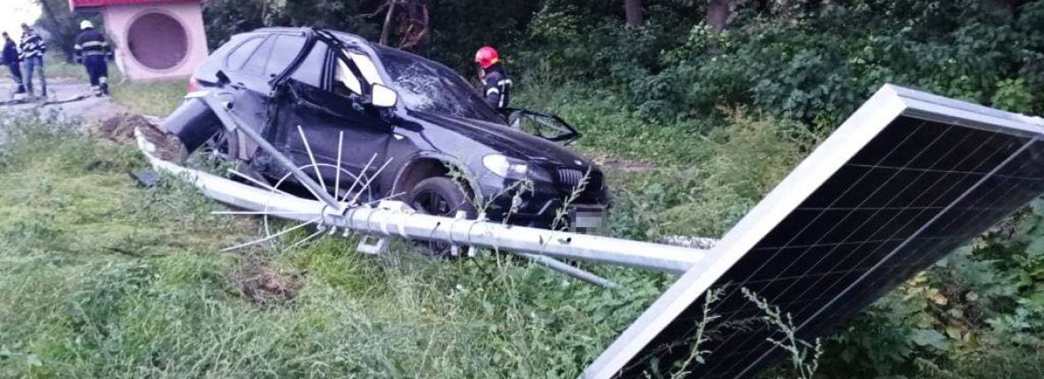 На трасі Н-03 водій “BMW” влетів у зупинку і повалив стовп