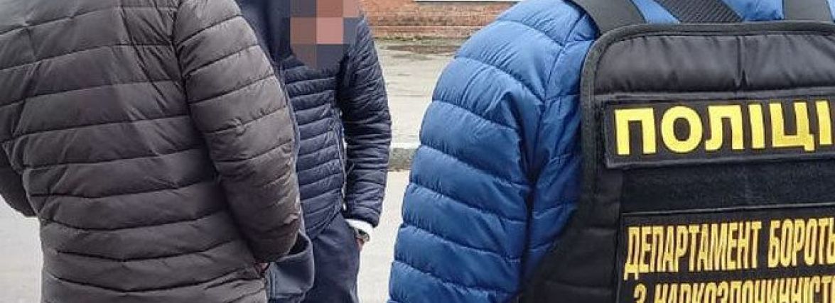 Викладач хмельницького ліцею продавав амфетамін. Йому загрожує до 10 років