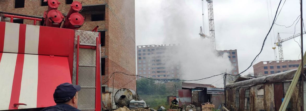 На Старокостянтинівському шосе гасили пожежу на будівництві