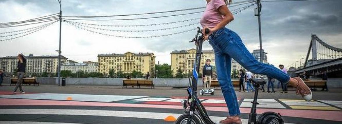 Українці просять заборонити електросамокатам рухатись по тротуарах. За чи проти?