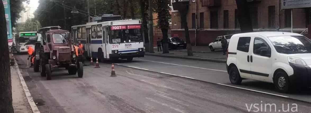 Запитали в Новачка: чи будуть ремонтувати смугу для громадського транспорту на Кам’янецькій