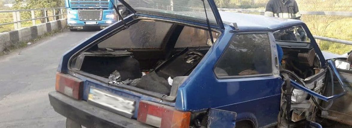 У Хмельницькому районі “ВАЗ” врізався у бетонну огорожу. Є постраждалі