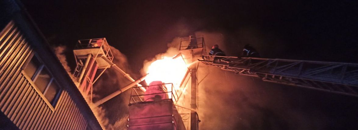 Масштабна пожежа у Хмельницькому районі: вночі горіла зерносушарка (ФОТО, ВІДЕО)
