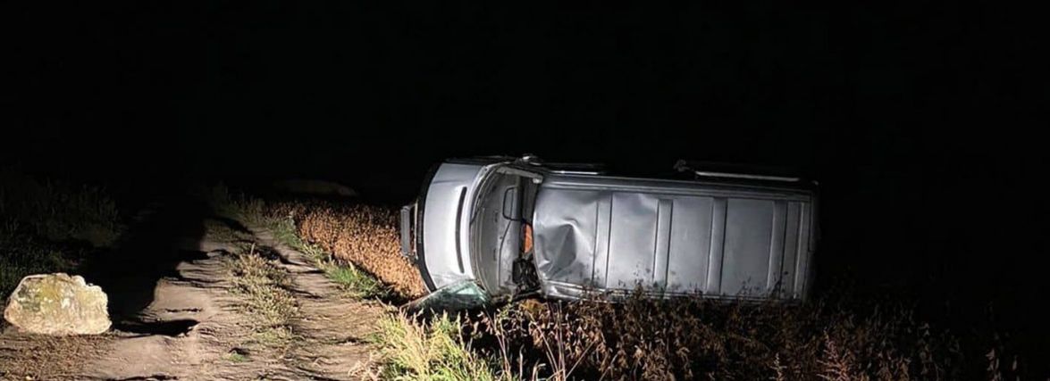 На Хмельниччині водій буса злетів в кювет і врізався у камінь. Помер пасажир