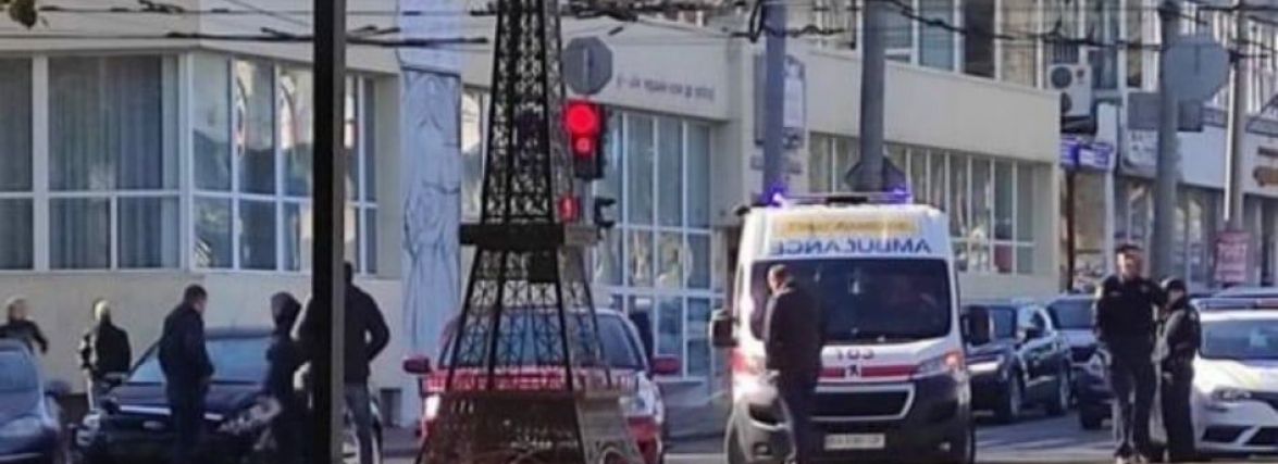 У центрі Хмельницького не розминулись “Ford” і “Mitsubishi”. Постраждала жінка