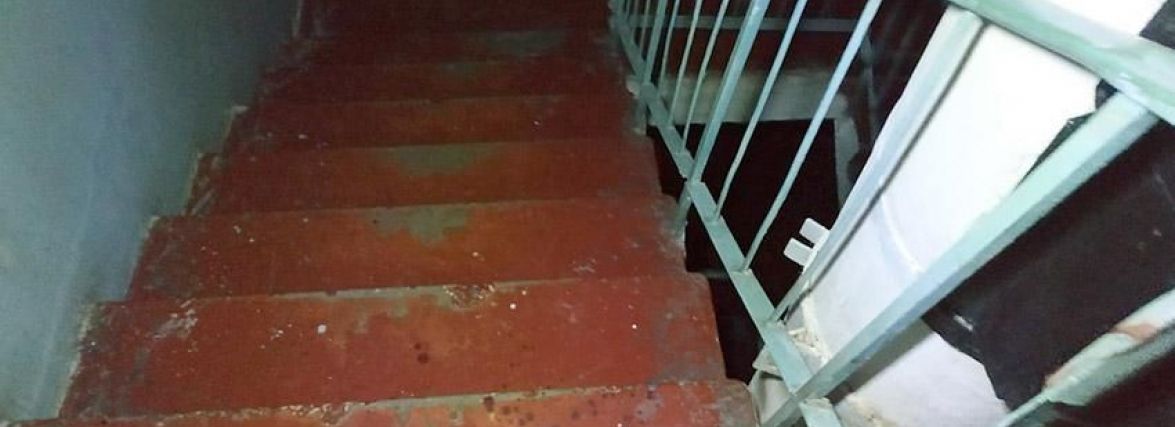 Вдарив ножем у шию. У Нетішині засудили 27-річного чоловіка за спробу вбити знайомого