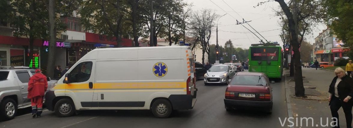 ДТП зі «швидкою» біля філармонії: Кам’янецька стала у заторах (ФОТО)