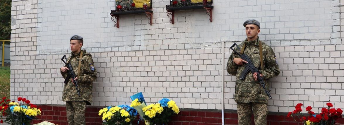 На фасаді хмельницького ліцею відкрили пам’ятні дошки на честь Героїв