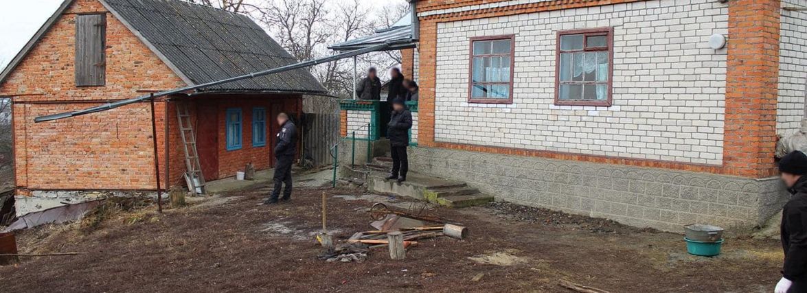 Побив дерев’яною палицею. Хмельницький суд покарав 41-річного чоловіка за смерть батька