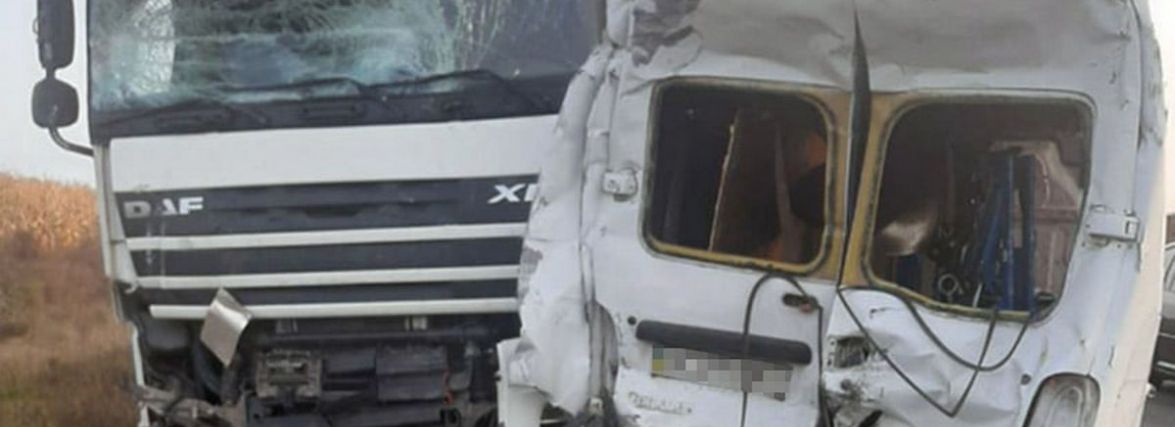 Біля Хмельницького вантажівка в’їхала в припаркований мікроавтобус. Загинув чоловік