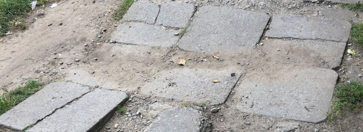 Хмельничанин Андрій просить відремонтувати тротуар на «Темпі» (ФОТО)