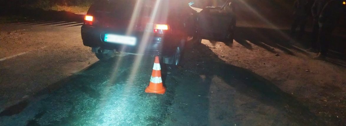 На Хмельниччині “ВАЗ” зіткнувся з комбайном. В лікарню забрали 16-річного хлопця