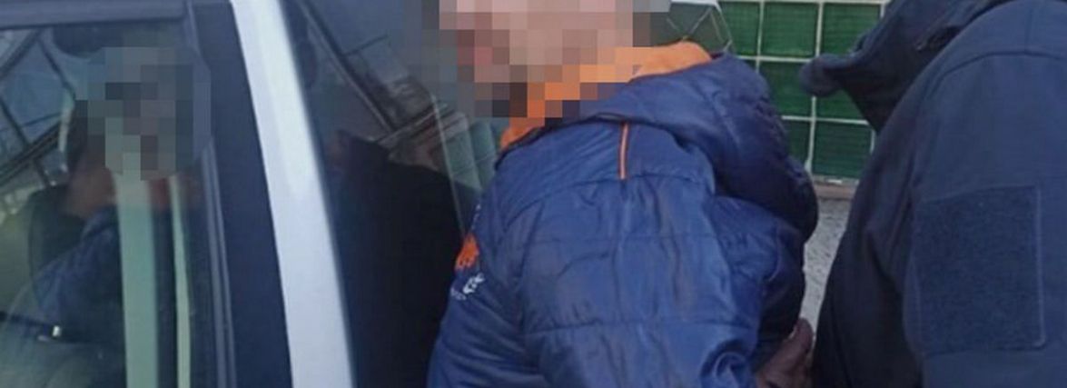 Біля пошти у Хмельницькому затримали чоловіка з набоями. Вдома знайшли ще зброю