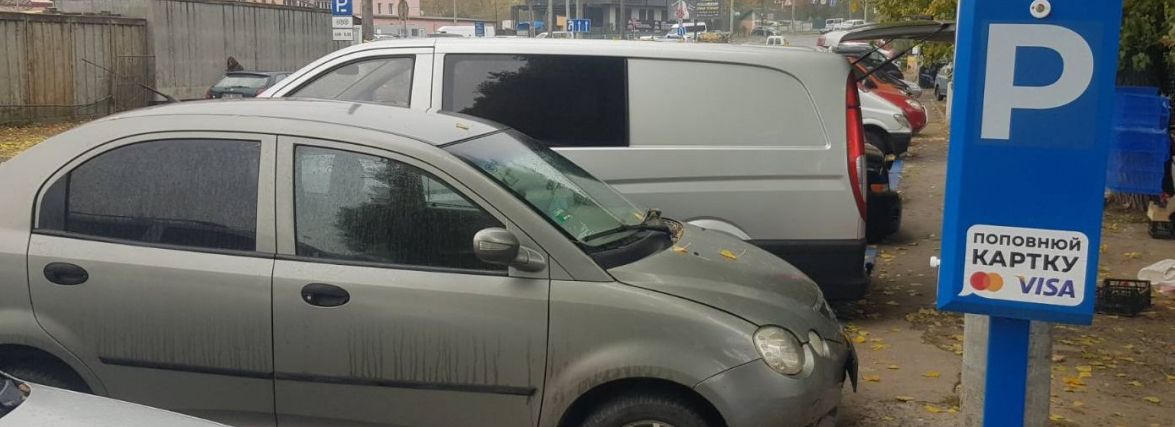 Біля хмельницького ринку запрацювала платна парковка на 130 місць: яка вартість