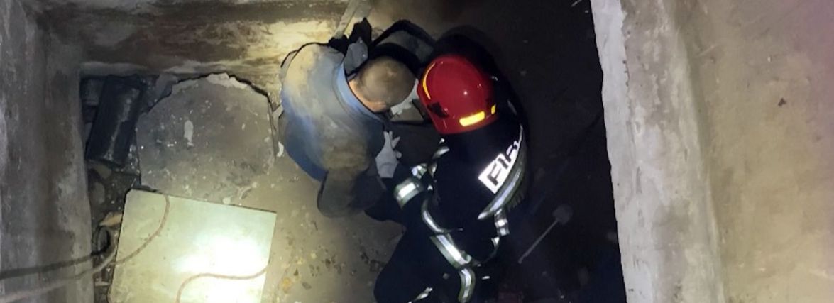 На Хмельниччині рятували чоловіка, який звалився у шахту підвалу