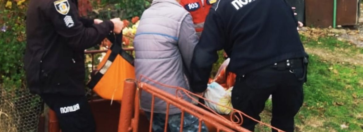 Знайшли вдома непритомну. На Хмельниччині поліцейські врятували жінку з переохолодженням
