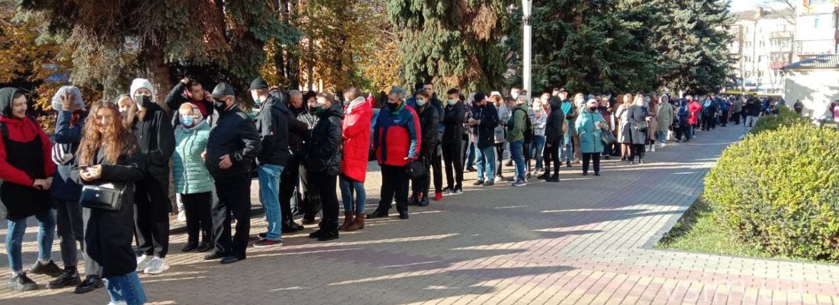 Величезна черга та десятки людей: хмельничани масово прийшли щеплюватися у Центр вакцинації (ФОТО)