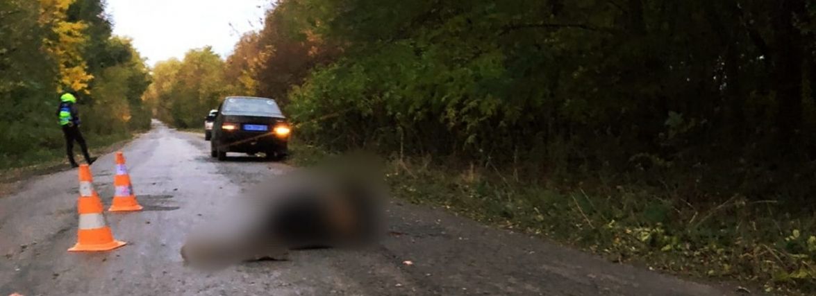 На Хмельниччині “ВАЗ” наїхав на 17-річного хлопця, який лежав на дорозі. Юнак помер