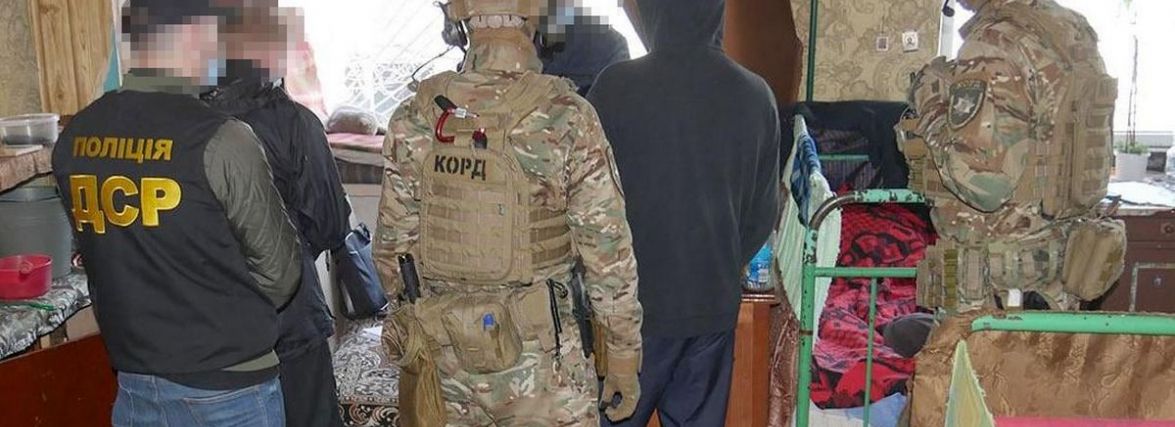 Буде суд над “смотрящими” і спільниками, які постачали наркотики до колонії на Хмельниччині