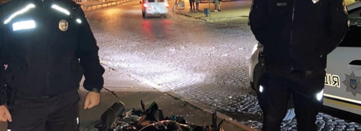На Хмельниччині поліцейські врятували 17-річного хлопця, який впав з мотоцикла