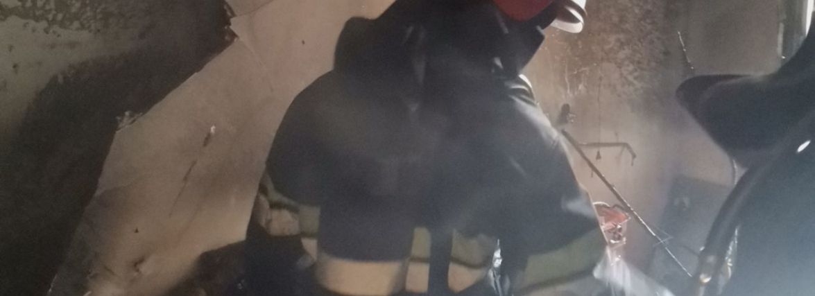 На Хмельниччині вогнеборці врятували матір з немовлям з палаючої квартири