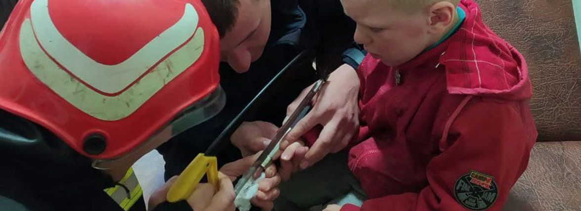 У хмельницькому дитбудинку рятували хлопчика, який застряг пальцем у цоколі від лампи