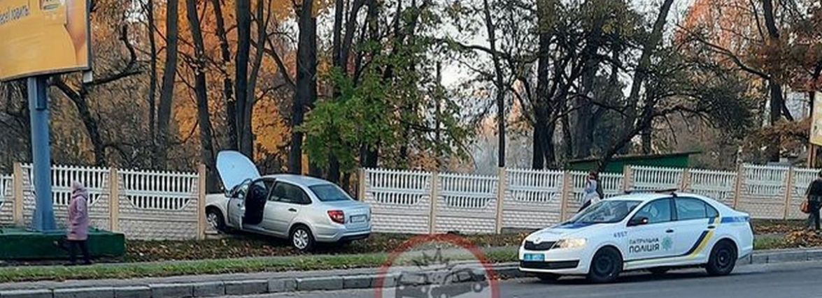 На Львівському шосе легковик в’їхав у паркан районної лікарні