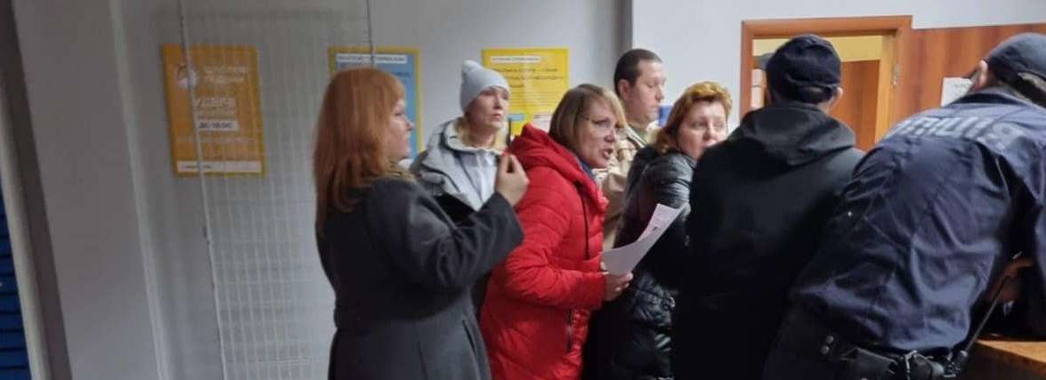«Треба їх добивати»: на Козацькій стався конфлікт між противниками карантину та поліцією (ВІДЕО)