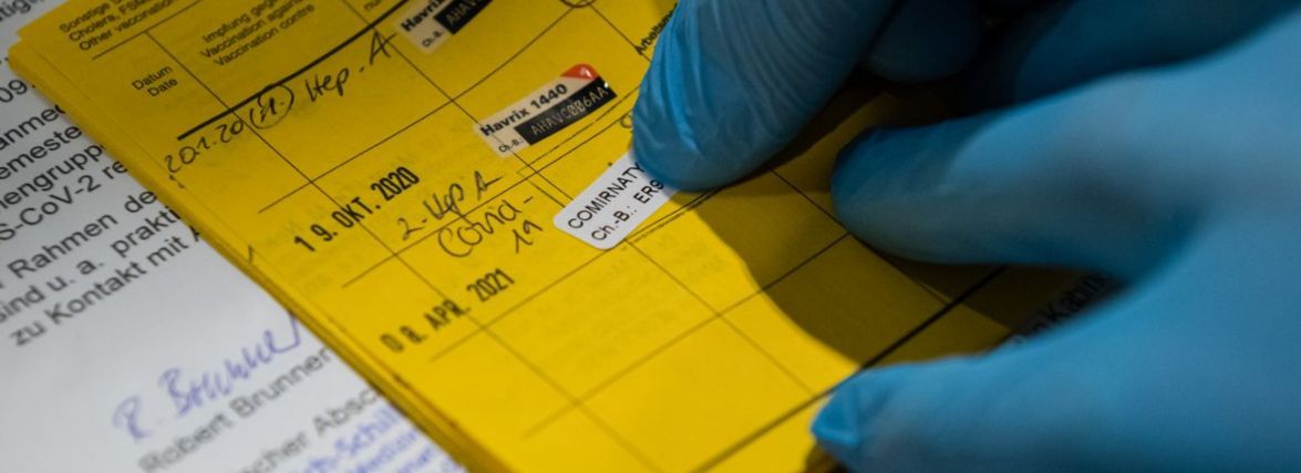 Зеленського просять позбавляти ліцензії медиків, які торгують COVID-сертифікатами