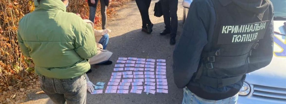 У Хмельницькому на хабарі затримали 36-річну інструкторку з водіння