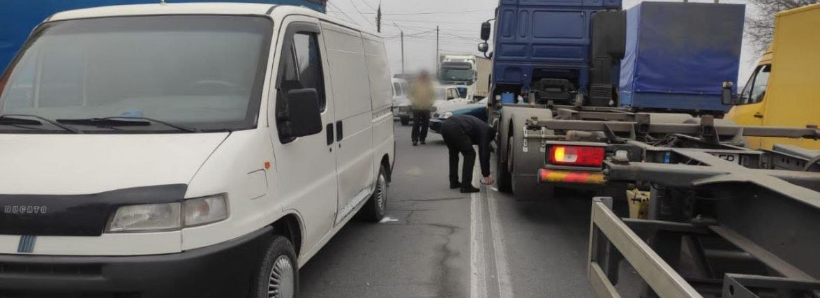 Біля авторинку у Хмельницькому зіткнулись три автомобілі