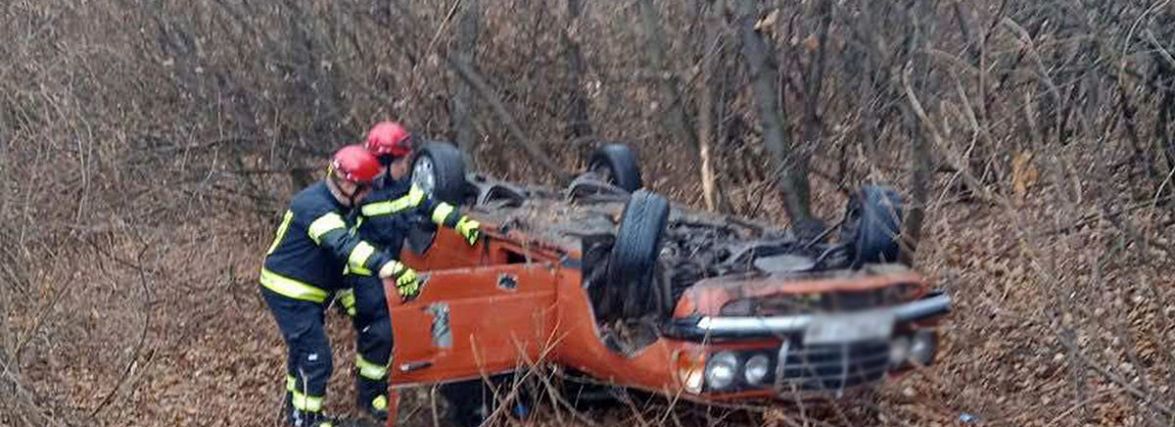 У Хмельницькому районі “Mercedes” злетів в кювет і перекинувся